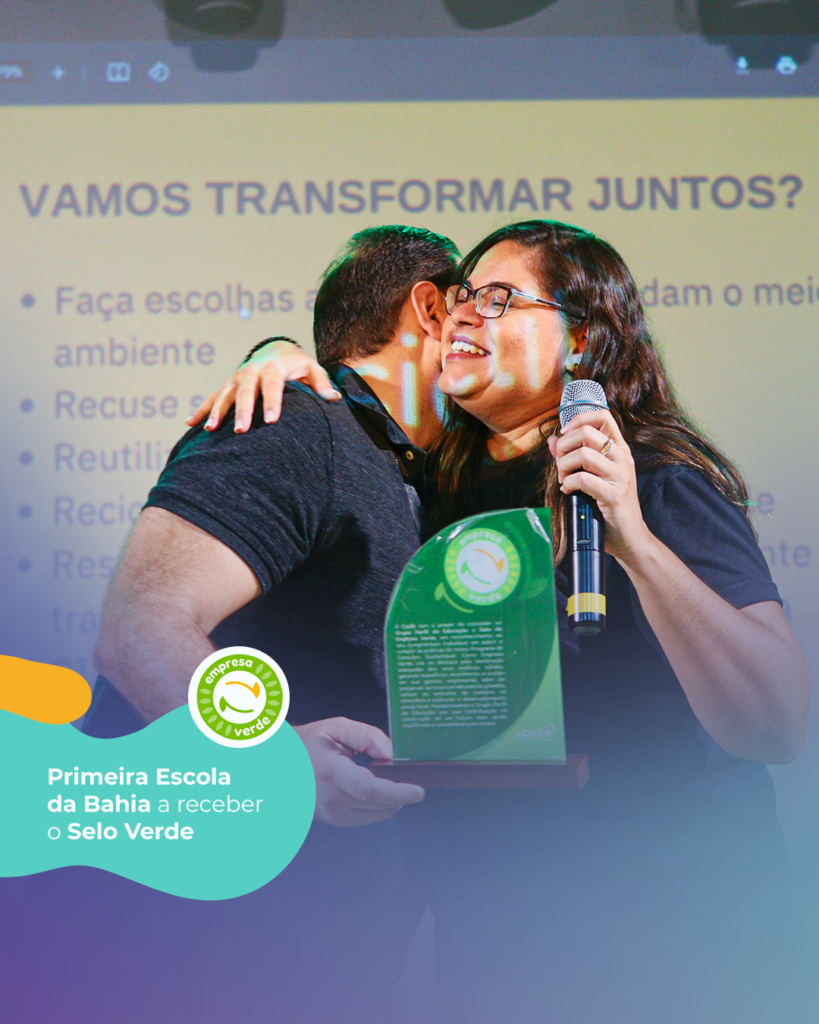 Imagem da entrega do Selo Verde em mãos do CEO do Grupo Perfil de Educação