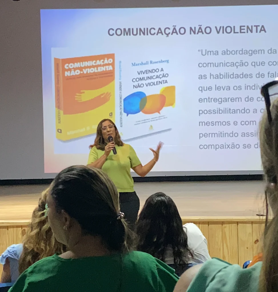 Descubra como a comunicação não violenta pode transformar o relacionamento entre escola e família, fortalecendo o desenvolvimento emocional dos estudantes do ensino médio. Veja como o Colégio Perfil aplica práticas de psicologia positiva, neurociência e mindfulness na formação integral.