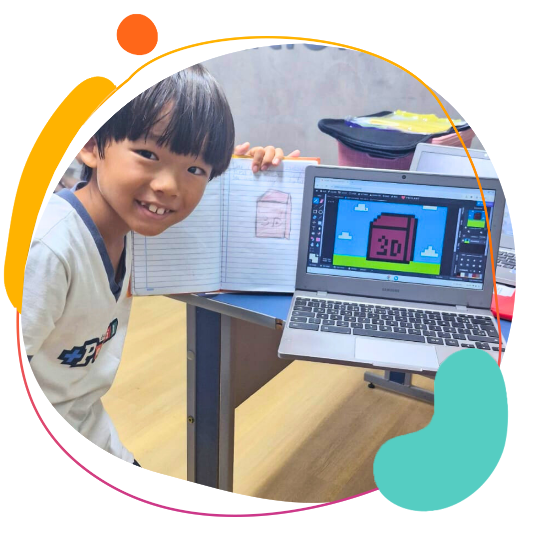 Criança sorridente com o seu projeto 3d tanto no caderno quanto no chrome book em aula de pensamento computacional da escola mais perfil